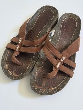 Like New! Teva Conchita low Wedge Brown Leather Thong Sandals womens size 8